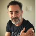 Ayberk Pekcan: Türk Tiyatrosunun Parlayan Yıldızı ve Oyunculuk Serüveni