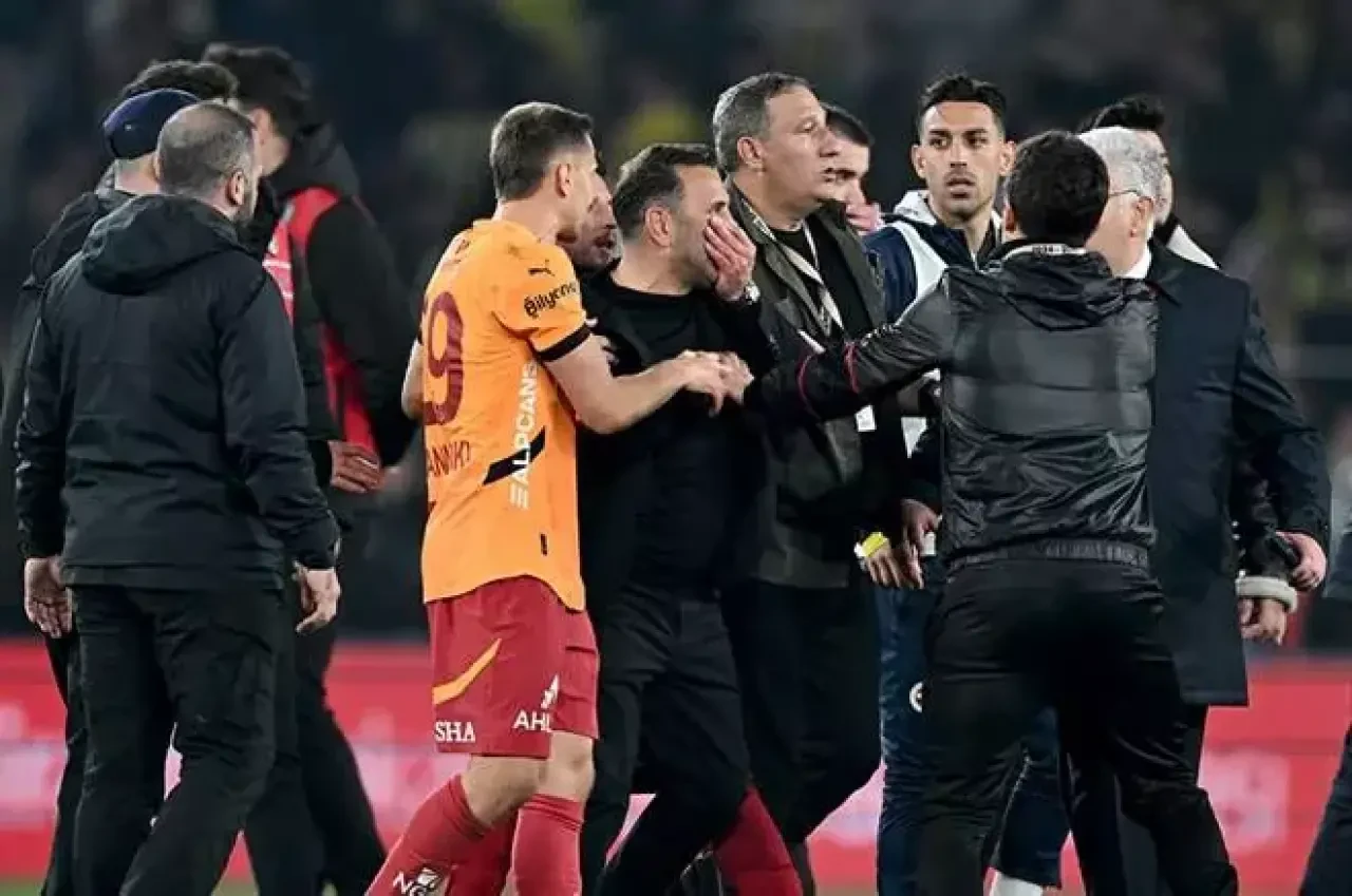 Dünya basını Mourinho'nun Okan Buruk'un burnunu sıkmasını konuşuyor! 'Mourinho aklını kaçırdı' 8