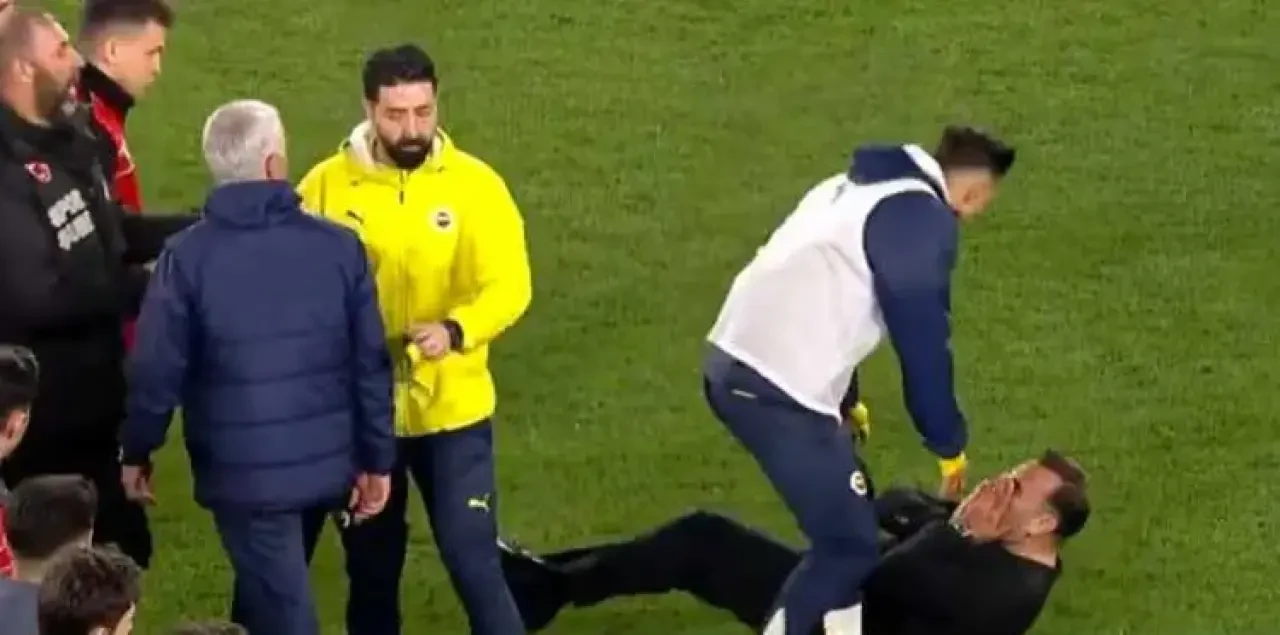 Dünya basını Mourinho'nun Okan Buruk'un burnunu sıkmasını konuşuyor! 'Mourinho aklını kaçırdı' 11