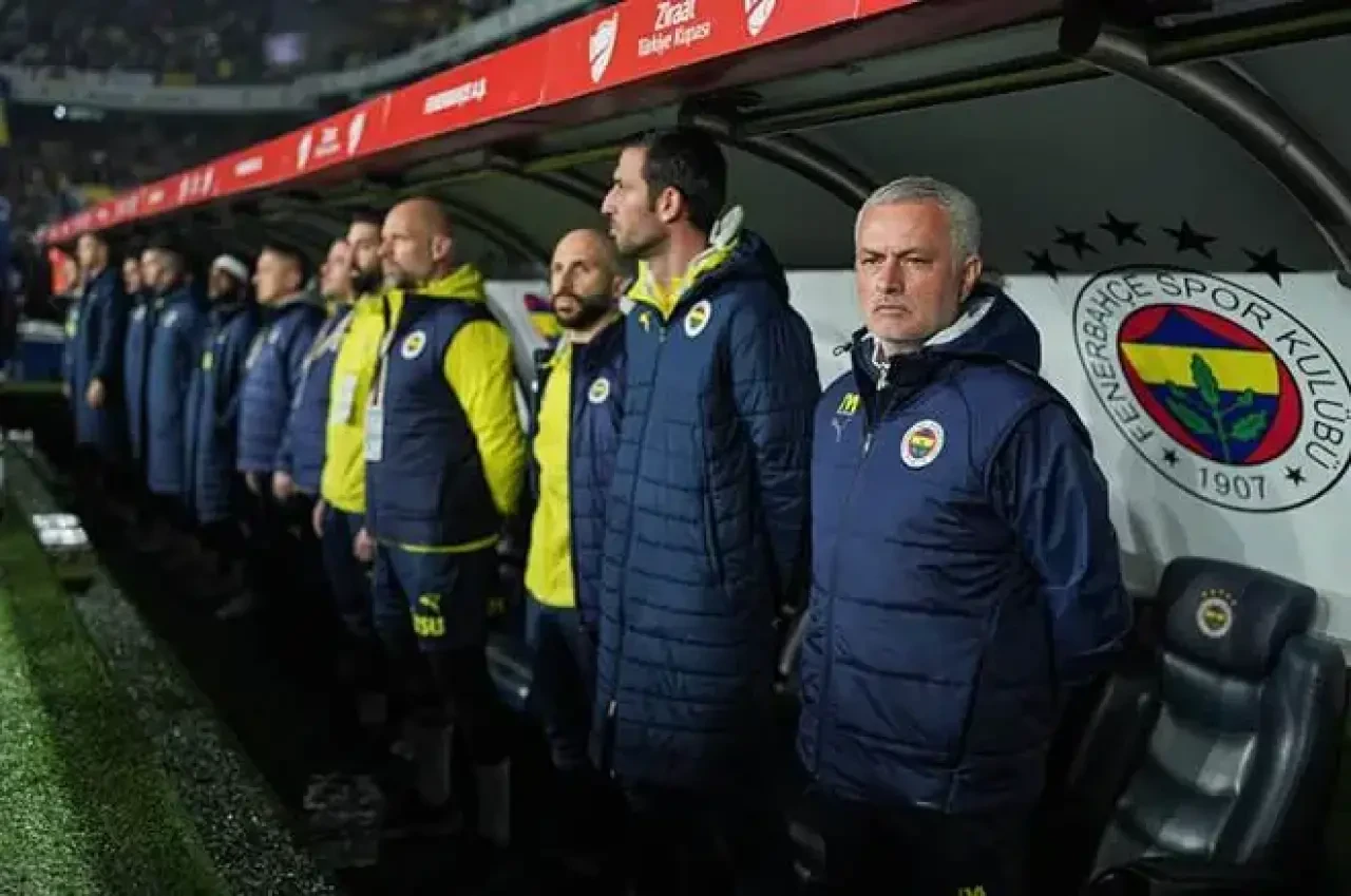 Dünya basını Mourinho'nun Okan Buruk'un burnunu sıkmasını konuşuyor! 'Mourinho aklını kaçırdı' 4