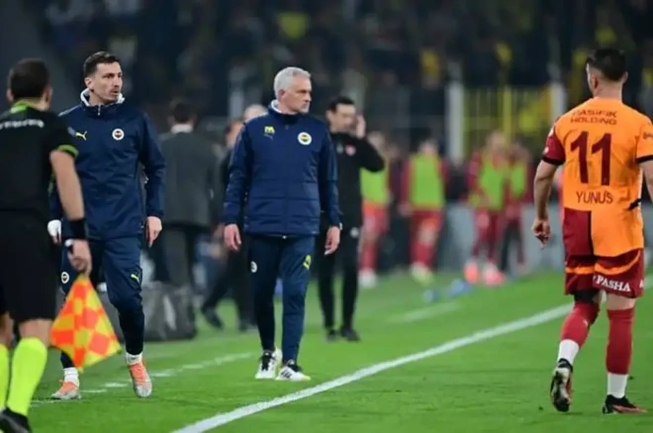 Dünya basını Mourinho'nun Okan Buruk'un burnunu sıkmasını konuşuyor! 'Mourinho aklını kaçırdı' 3