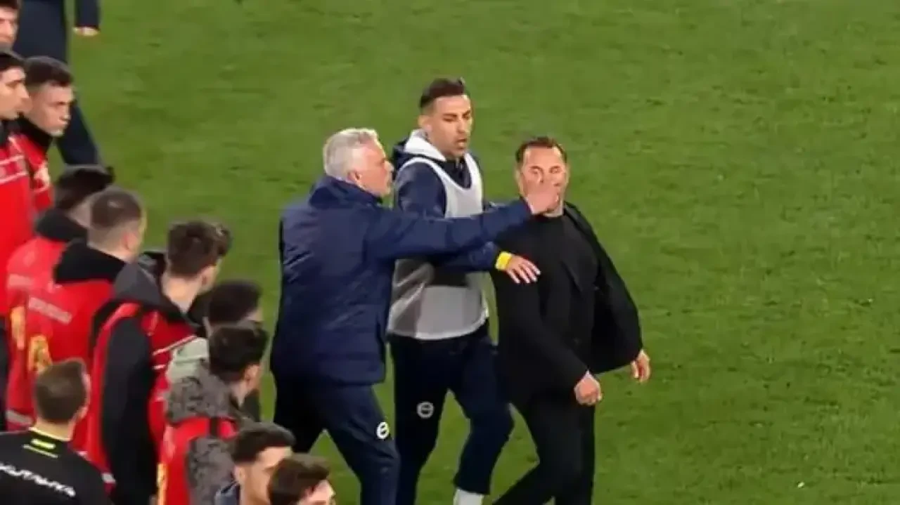 Dünya basını Mourinho'nun Okan Buruk'un burnunu sıkmasını konuşuyor! 'Mourinho aklını kaçırdı' 2