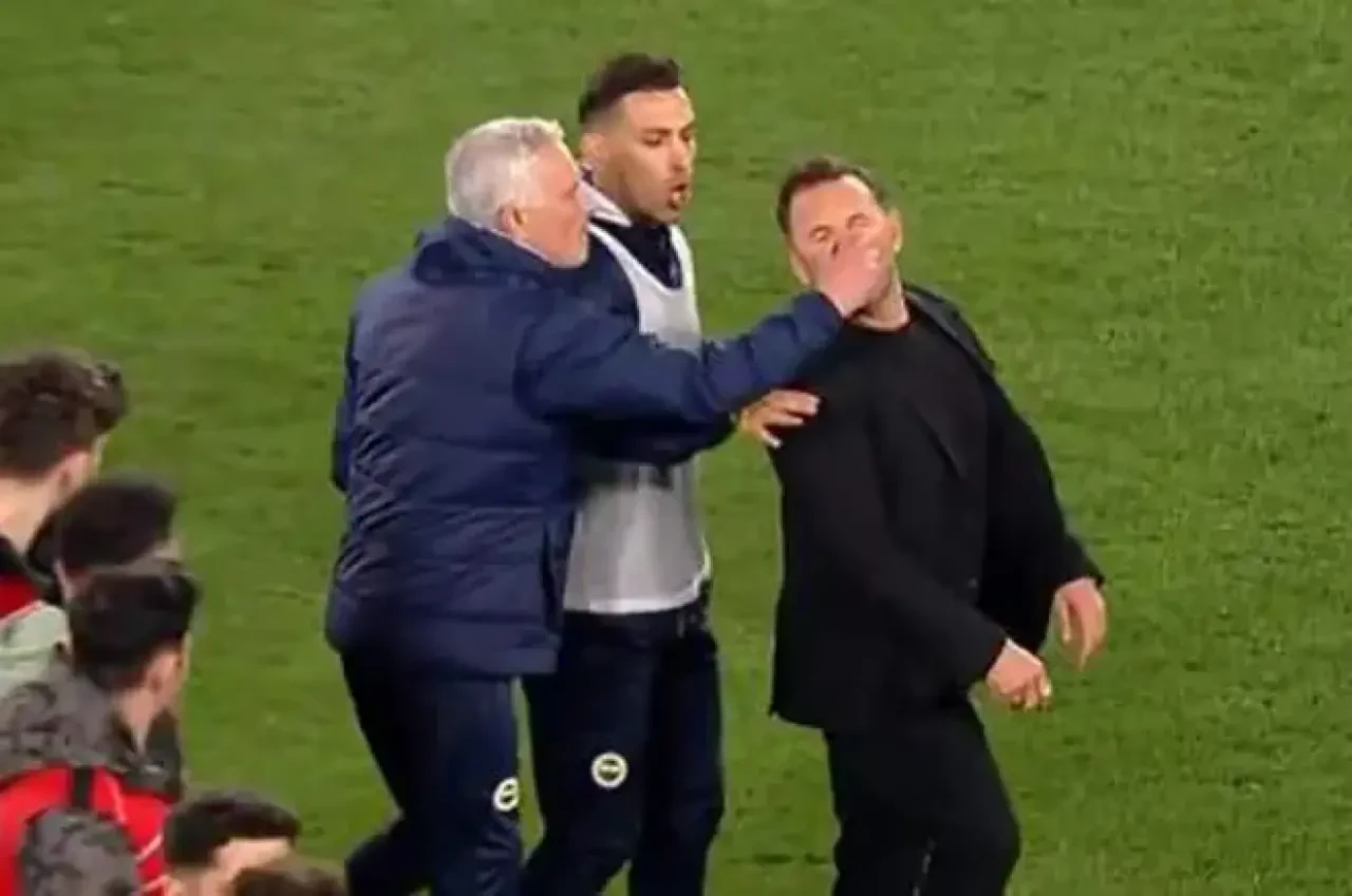 Dünya basını Mourinho'nun Okan Buruk'un burnunu sıkmasını konuşuyor! 'Mourinho aklını kaçırdı' 13
