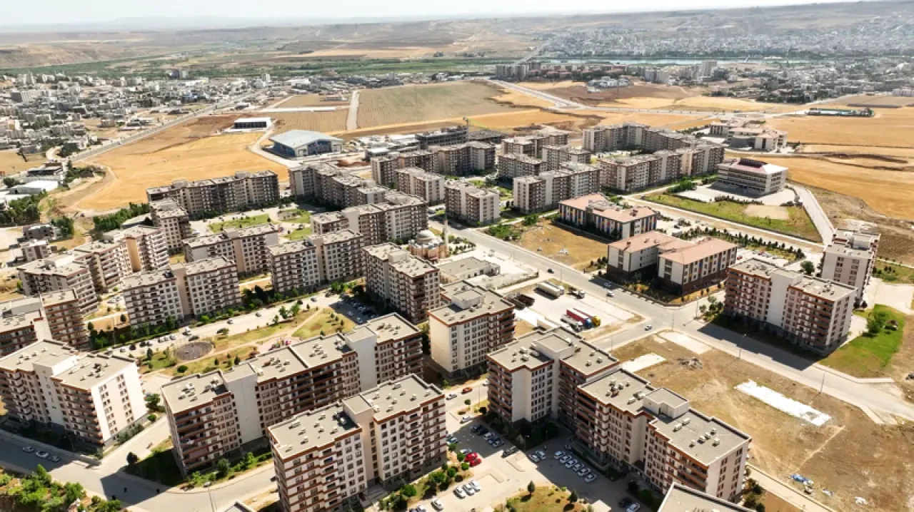 Şırnak'ta terör olaylarında evleri kullanılamaz hale gelen vatandaşlar için 8 bin 785 konut inşa edildi 5