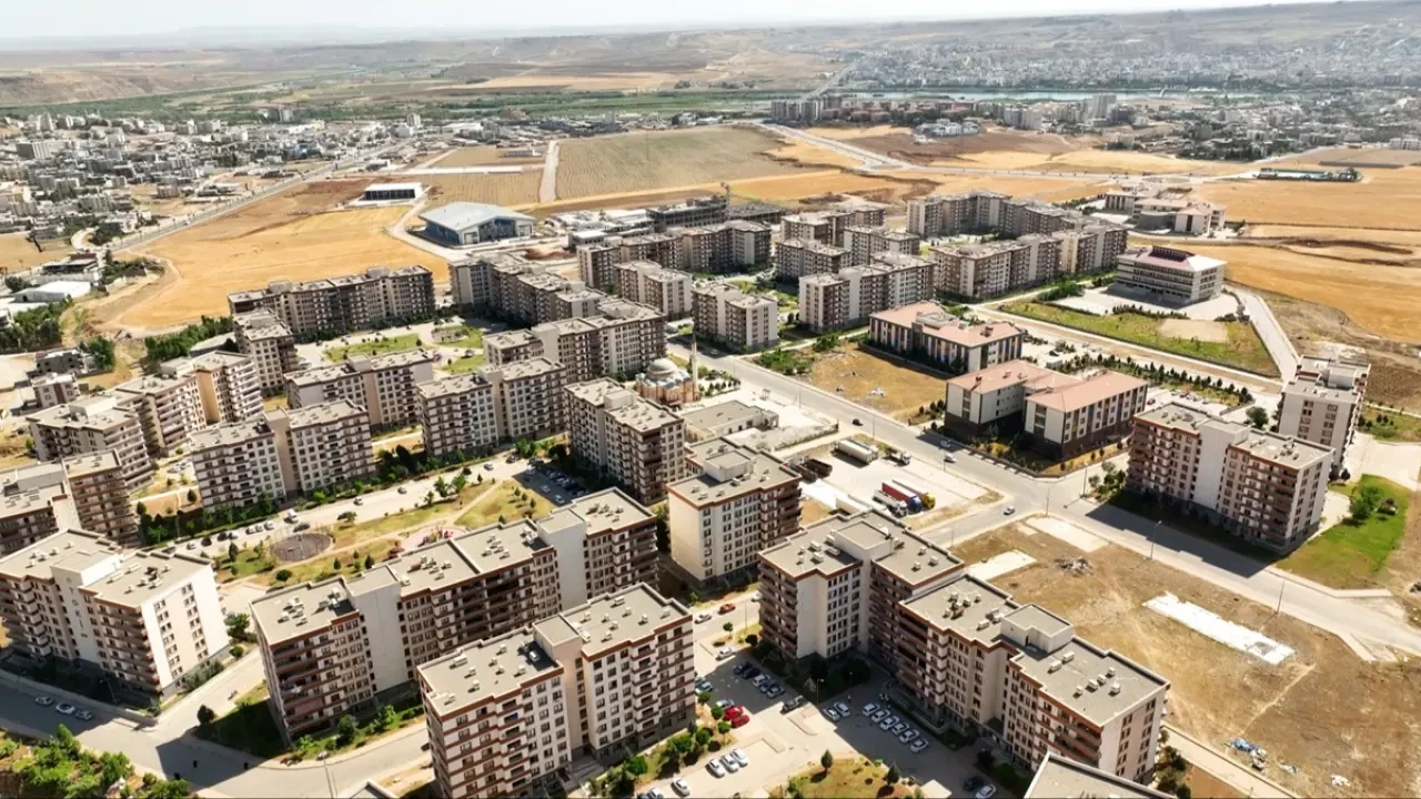 Şırnak'ta terör olaylarında evleri kullanılamaz hale gelen vatandaşlar için 8 bin 785 konut inşa edildi 13