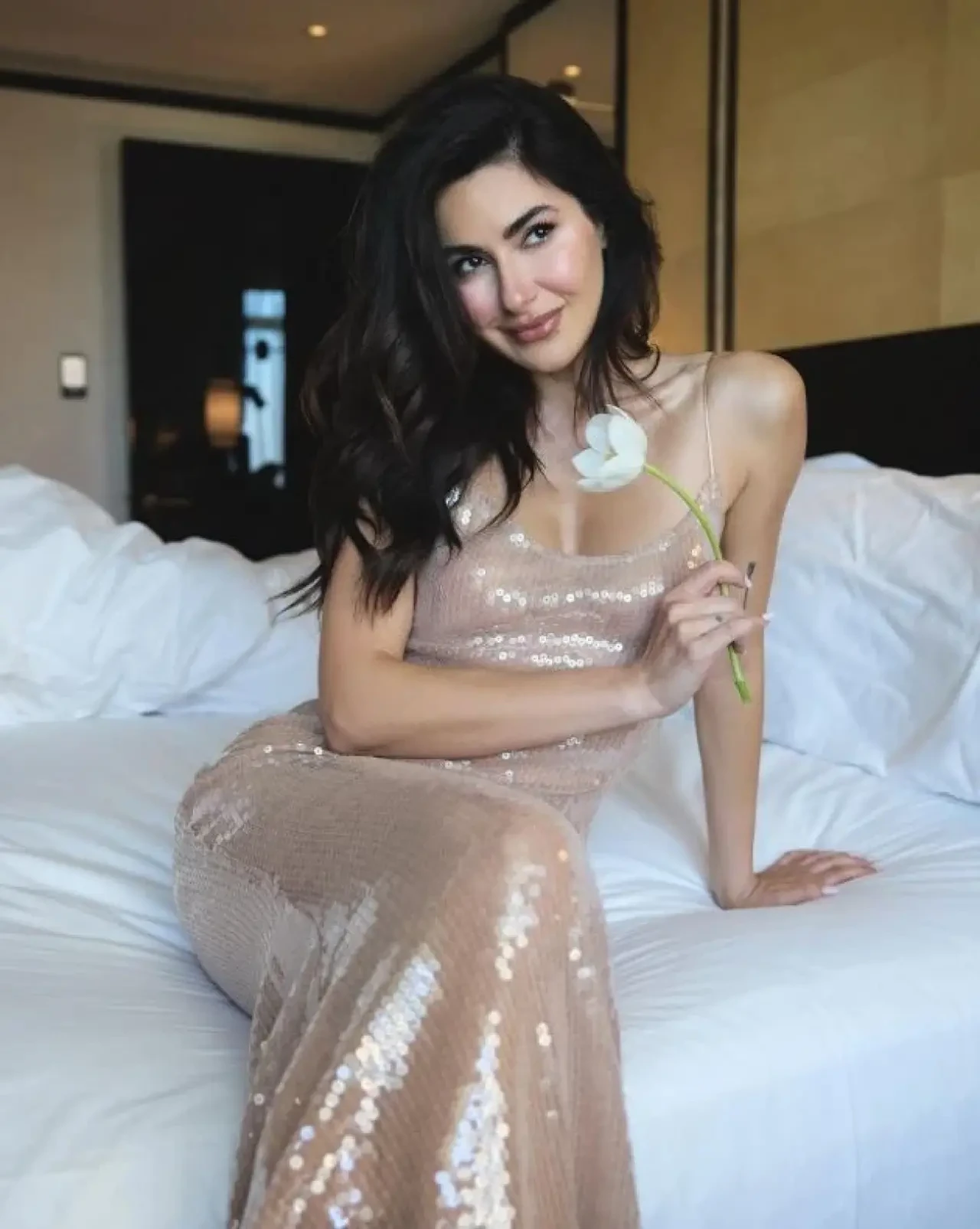 Nesrin Cavadzade'den dikkat çeken tatil pozu! Mavi bikinisiyle göz kamaştırdı ve fit vücuduyla hayranlarını büyüledi. 5