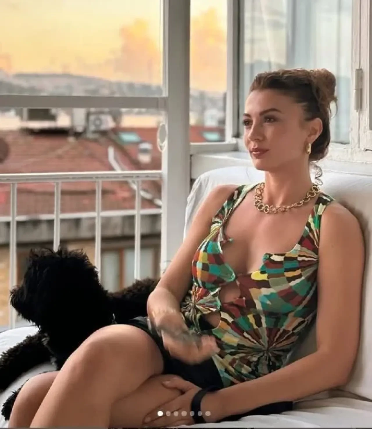 Burcu Özberk Tekne Keyfini Bacak Dekoltesiyle Taçlandırdı, Hayranlarından Tam Not Aldı! 6