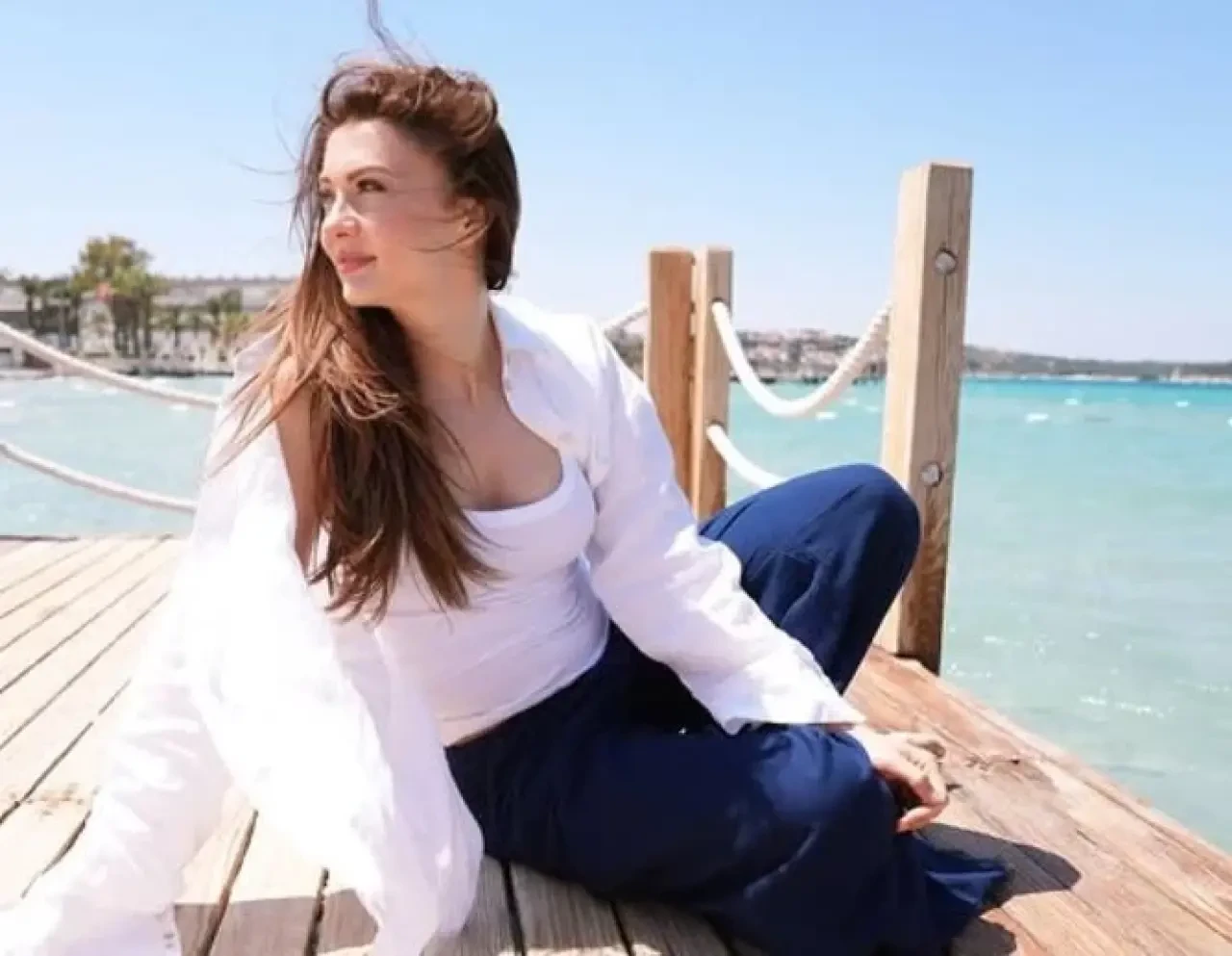 Burcu Özberk Tekne Keyfini Bacak Dekoltesiyle Taçlandırdı, Hayranlarından Tam Not Aldı! 18