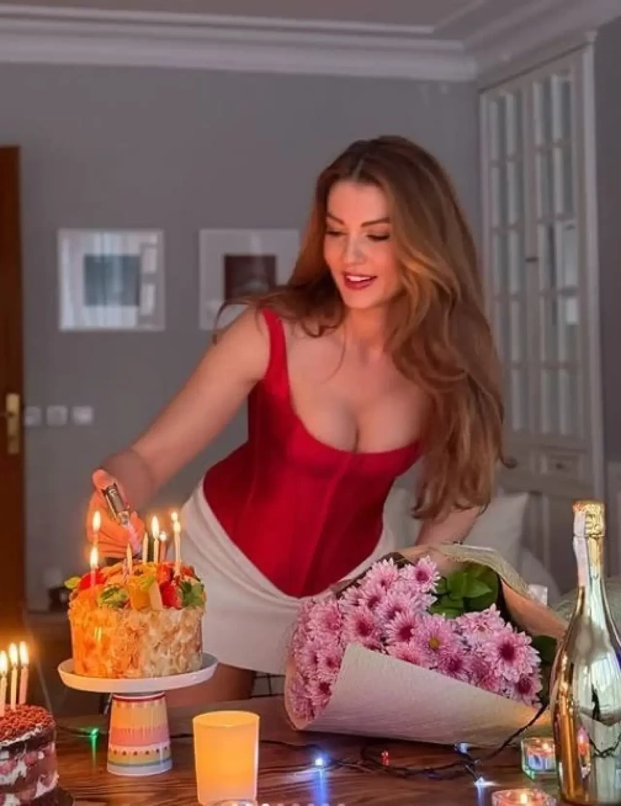Burcu Özberk Tekne Keyfini Bacak Dekoltesiyle Taçlandırdı, Hayranlarından Tam Not Aldı! 10