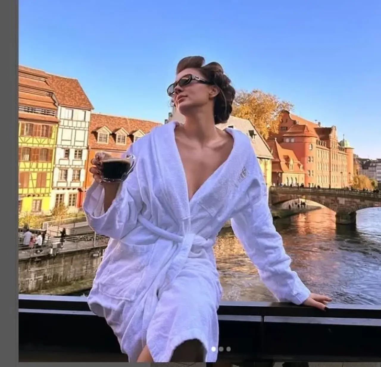 Burcu Özberk Tekne Keyfini Bacak Dekoltesiyle Taçlandırdı, Hayranlarından Tam Not Aldı! 9