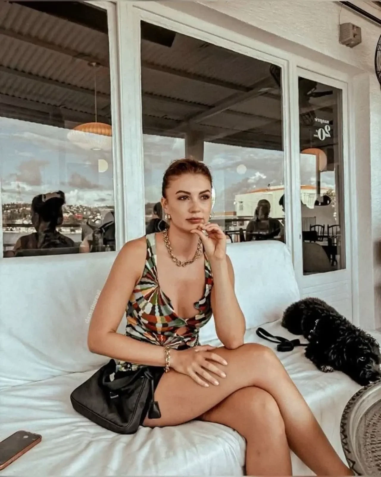 Burcu Özberk Tekne Keyfini Bacak Dekoltesiyle Taçlandırdı, Hayranlarından Tam Not Aldı! 2