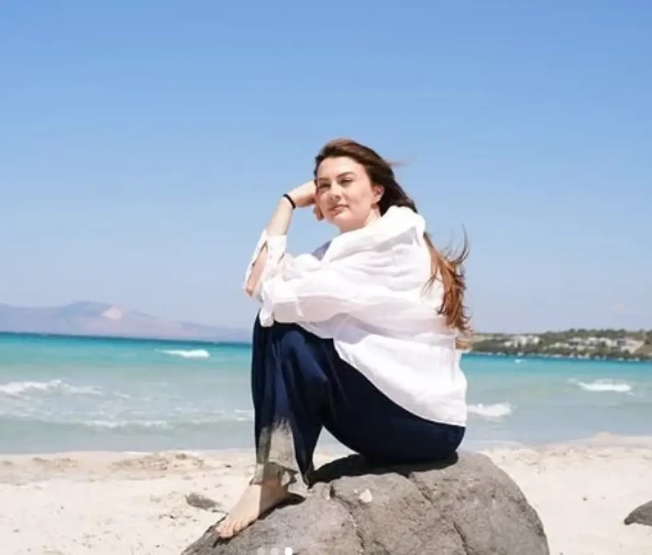 Burcu Özberk Tekne Keyfini Bacak Dekoltesiyle Taçlandırdı, Hayranlarından Tam Not Aldı! 16