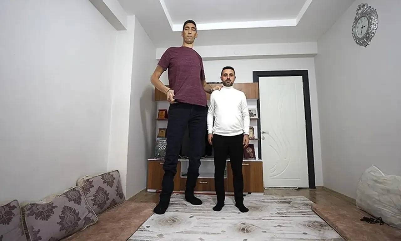 Dünyanın En Uzun Adamı Sultan Kösen Kimdir, Kaç Yaşında? Hayatı Belgesel Oluyor 4