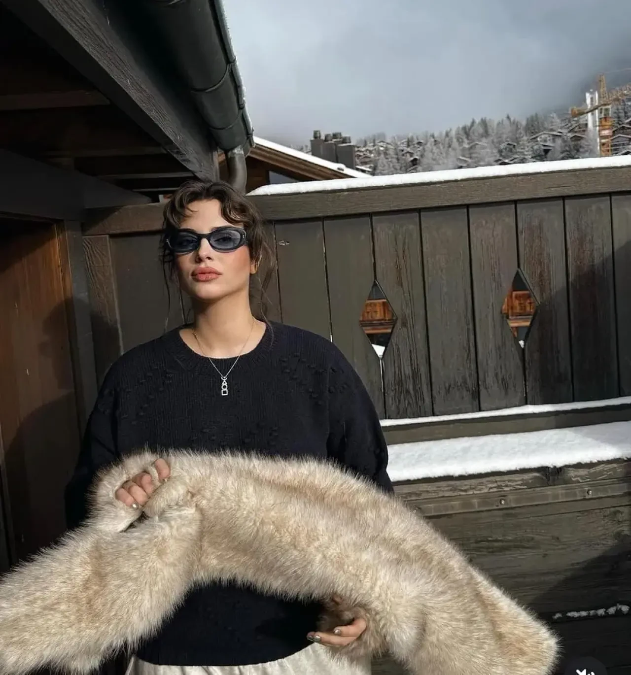 Defne Samyeli’nin kızı Derin Talu, sevgilisiyle İsviçre tatilinde büyüledi! ❄️❤️ 1