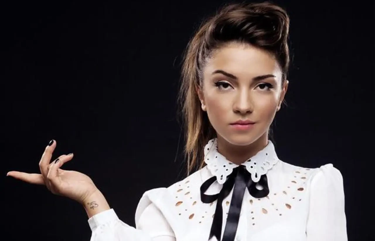 ⭐ Ece Seçkin Kimdir? Kaç Yaşında, Nereli, Boyu Kaç? İşte Hayatı ve Müzik Kariyeri 3