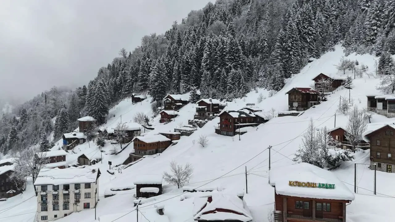 Rize’de kar yağışı etkili oldu: Ayder Yaylası beyaza büründü 3