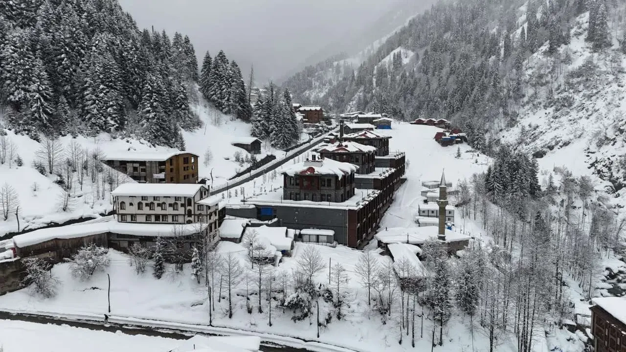 Rize’de kar yağışı etkili oldu: Ayder Yaylası beyaza büründü 2