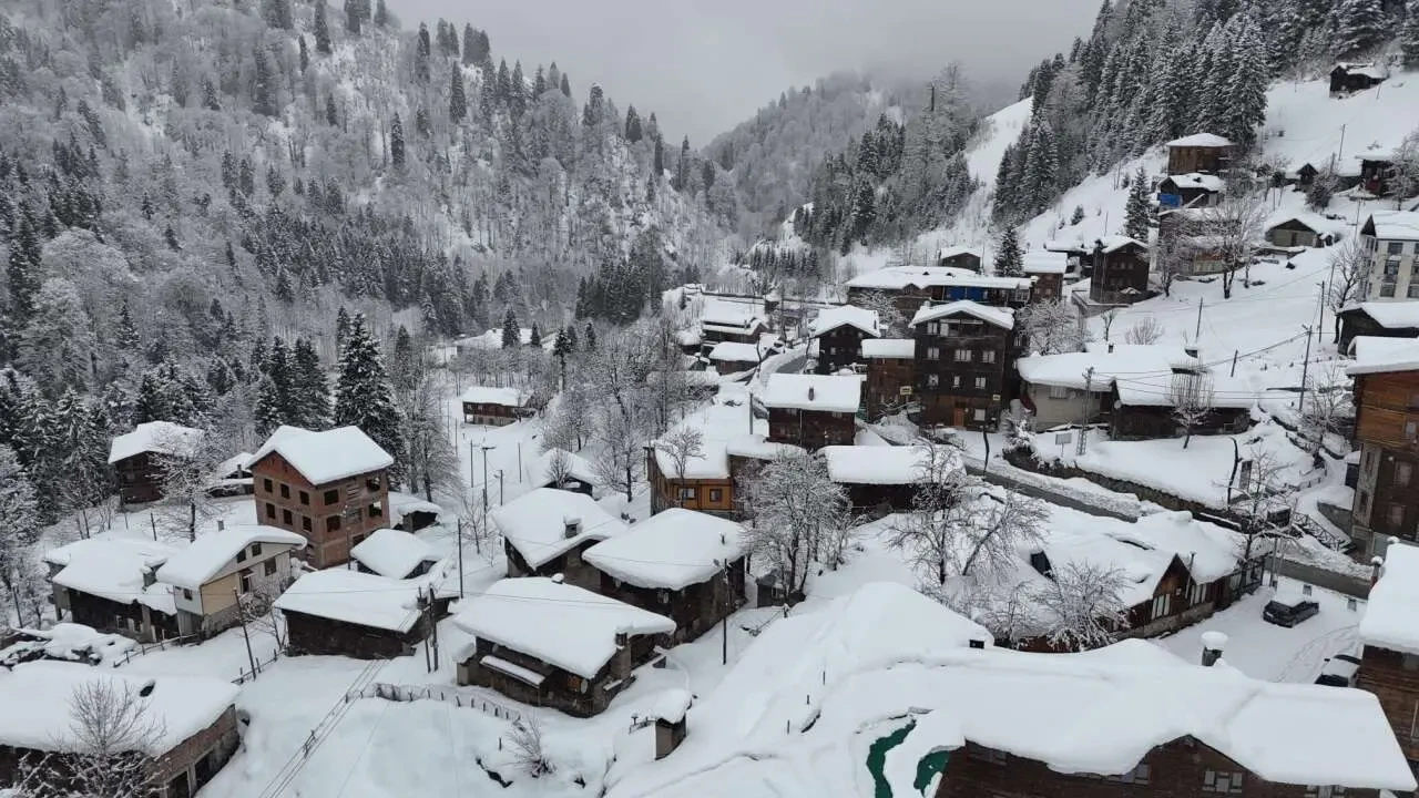 Rize’de kar yağışı etkili oldu: Ayder Yaylası beyaza büründü 1
