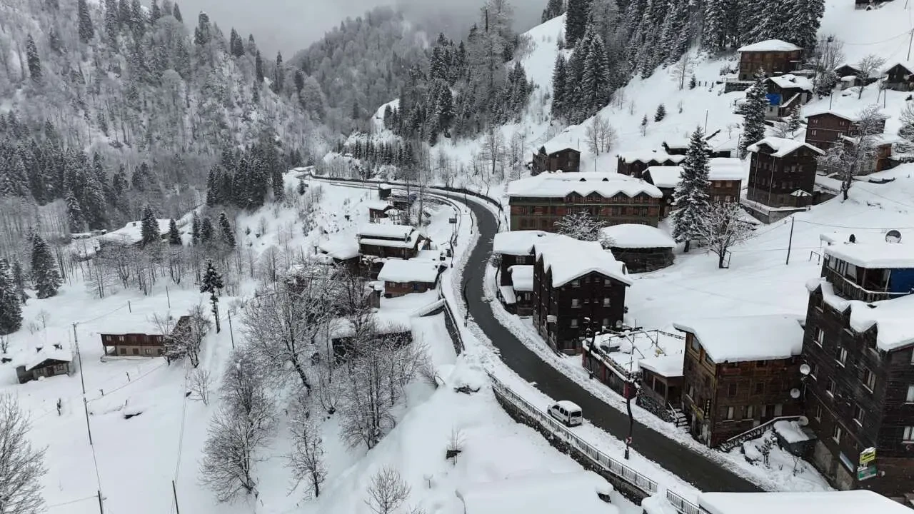 Rize’de kar yağışı etkili oldu: Ayder Yaylası beyaza büründü 4
