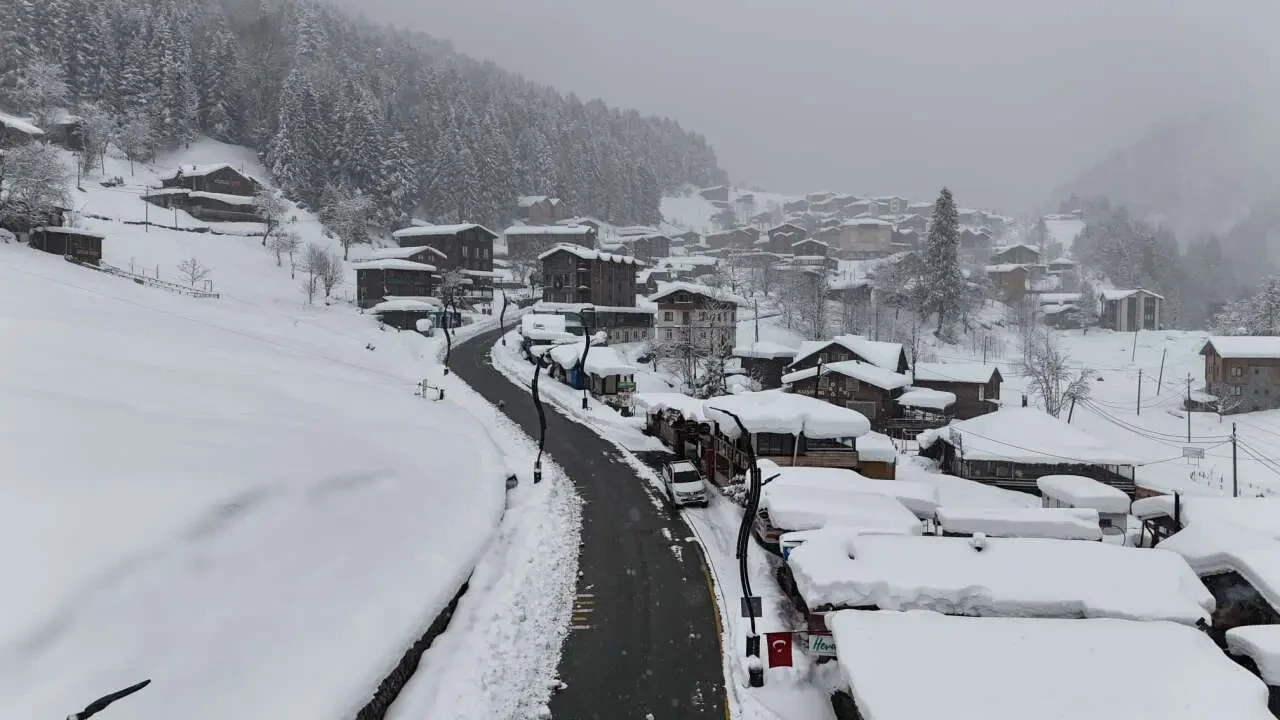 Rize’de kar yağışı etkili oldu: Ayder Yaylası beyaza büründü 5
