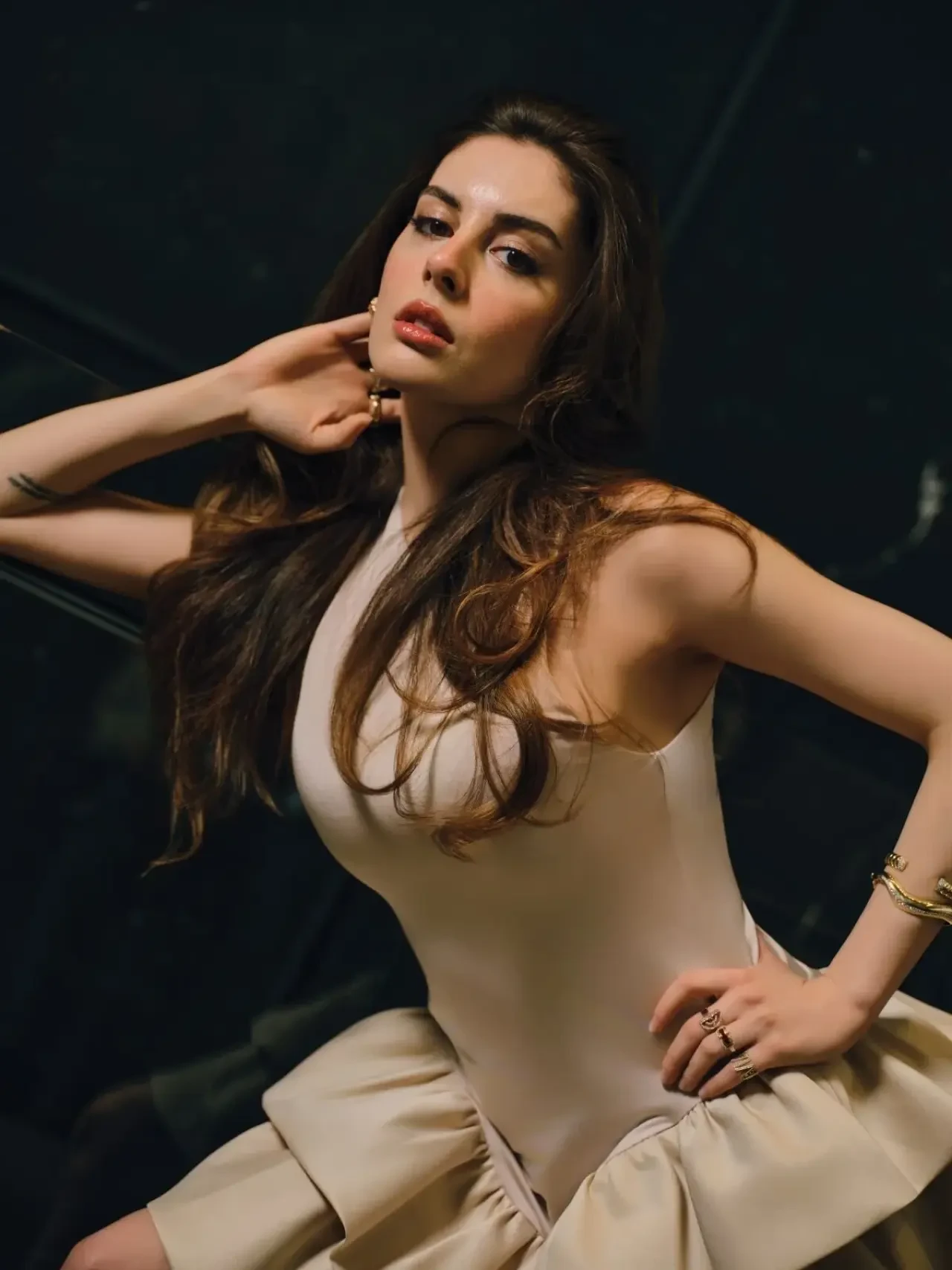 Selin Türkmen, Sosyal Medyada Gündem Yaratan Etkileyici Pozlarıyla Dikkat Çekti! 9