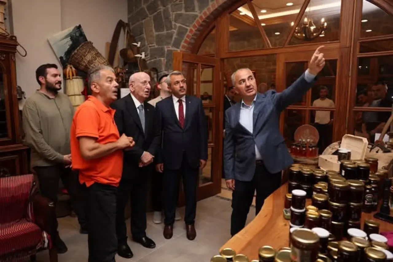 İsmail Kahraman, Rize Kültür ve Sanat Merkezi'nde İncelemelerde Bulundu 5