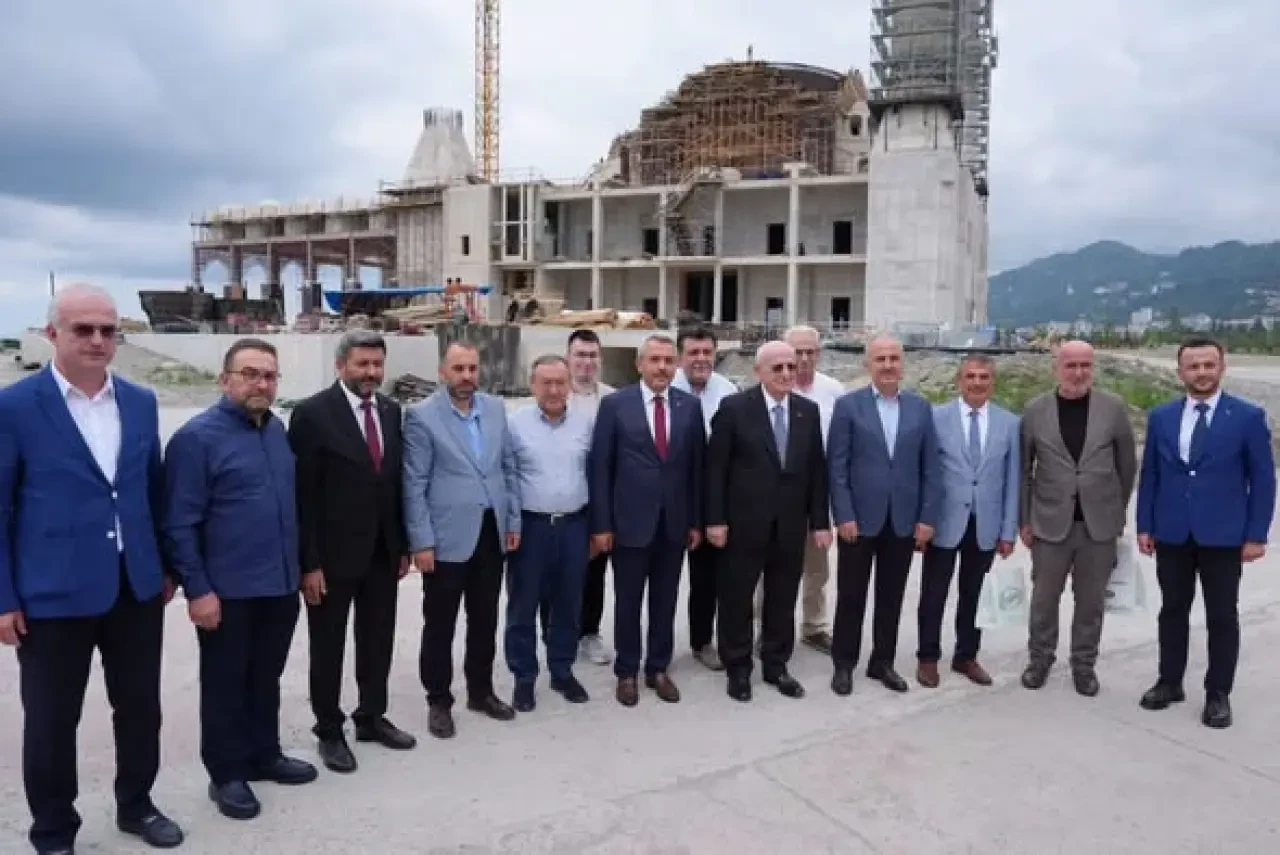 İsmail Kahraman, Rize'de Yapımı Süren Recep Tayyip Erdoğan Camii'ni İnceledi 3