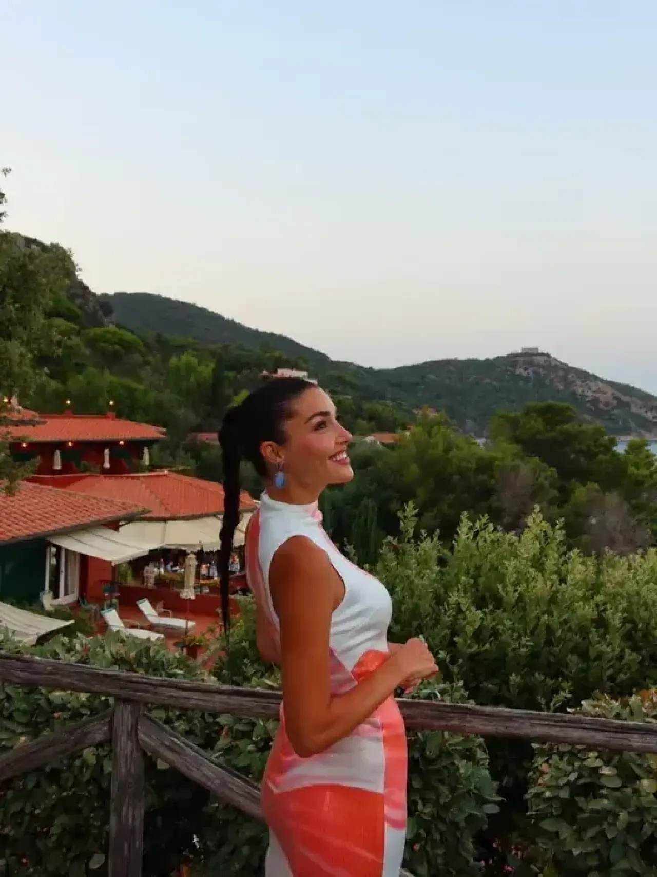 Hande Erçel'in Siyah Elbiseli Pozları Sosyal Medyada Gündem Oldu 1