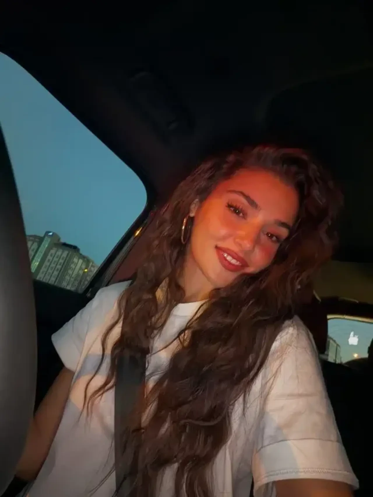 Hande Erçel'in Siyah Elbiseli Pozları Sosyal Medyada Gündem Oldu 4