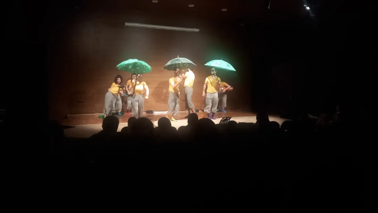 Borçka Tiyatro Festivali'nde çocuklar su macerasına atıldı