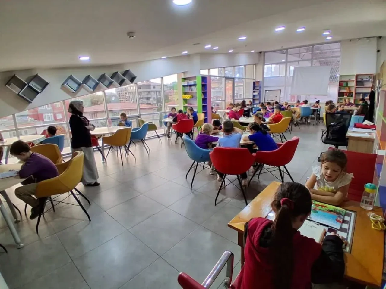 Hopa Gençlik Merkezi’nde Kitap Okuma Saati ve Eğitici Etkinlikler Devam Ediyor