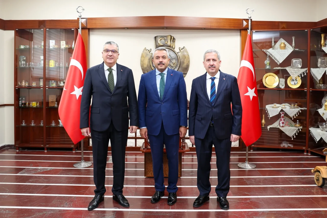 Bakan Yardımcıları Rize'de Vali Baydaş ile Ulaştırma ve Ticaret Projalarını Görüştü