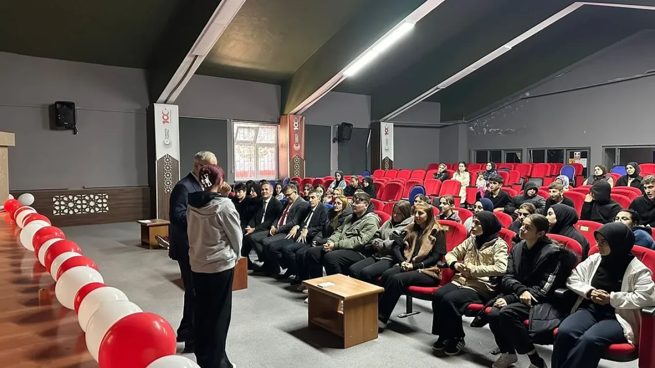 Eğitimci Yazar Ali Erkan Kavaklı, Pazaryolu'nda öğrencilerle sınav başarılarını artırma yollarını paylaştı