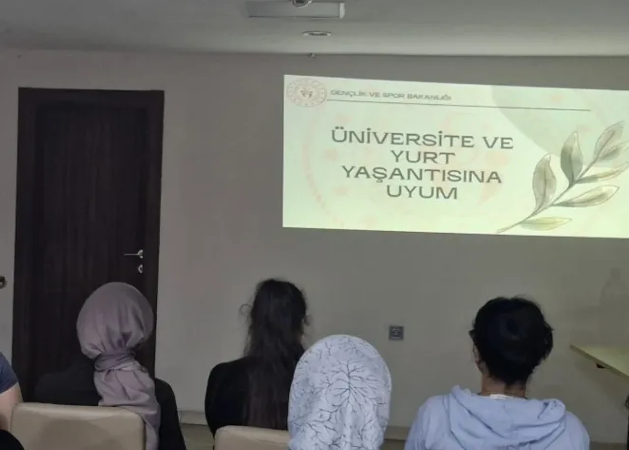 Artvin'de Öğrencilere Yurt Uyum Semineri ile Verimli Üniversite Yaşamı Rehberi Açıklandı