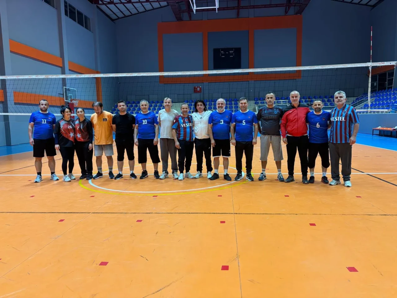 Beşikdüzü'nde Öğretmenler Günü Voleybol Turnuvası'nda Şehit Öğretmen Gürhan Yardım Okulu birinci oldu