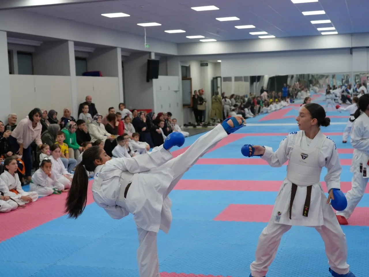 Karate Kuşak Terfi Sınavı, Akçaabat'ta genç sporcuların yeteneklerini sergiledi