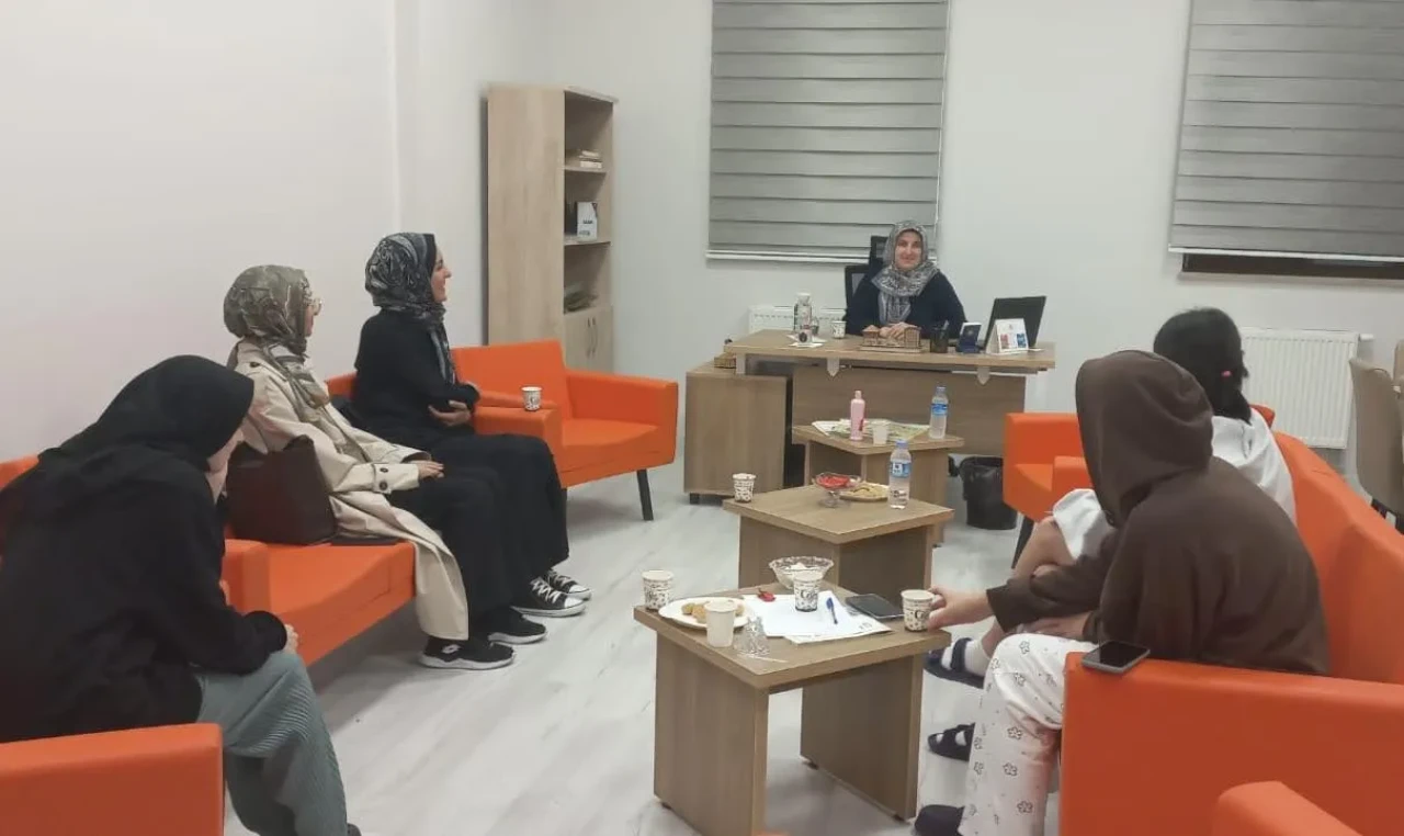 KYK Yurtlarında Gençler İçin Aile ve Helal Gıda Temalı Hasbihal Programları Devam Ediyor