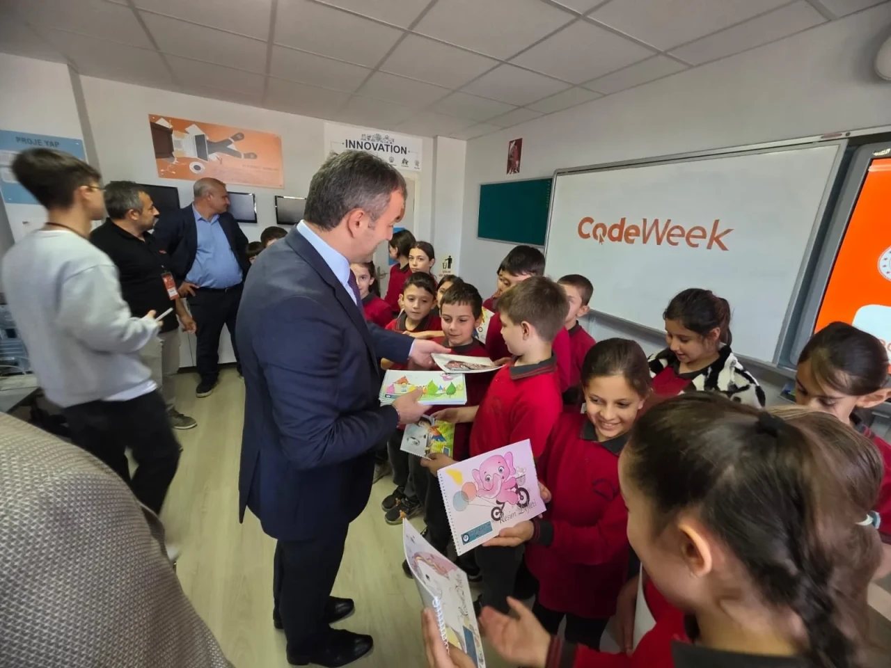 Beşikdüzü'nde Kod Haftası coşkusu: Minik programcılar projelerini geliştirdi