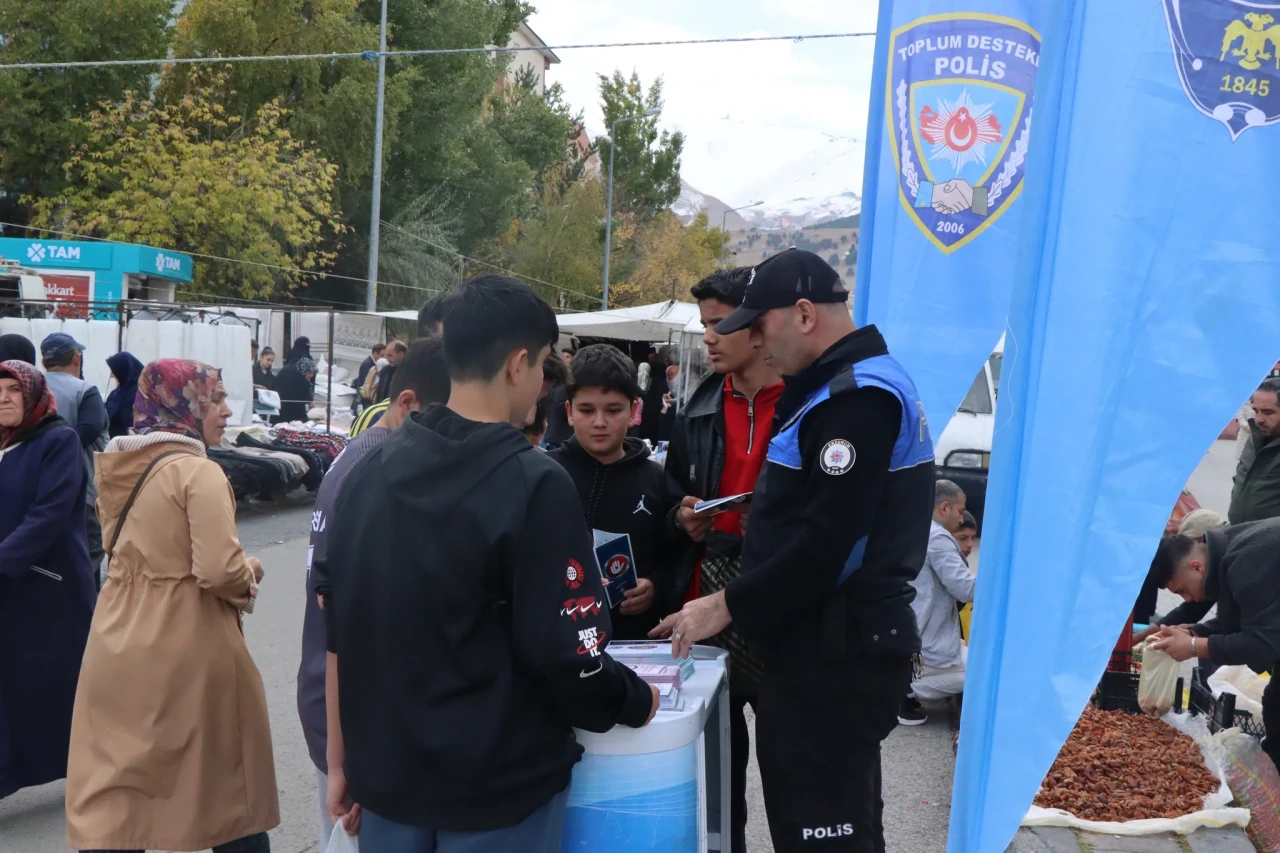 Erzurum'da polis, semt pazarında halkı güvenlik konusunda bilgilendirdi