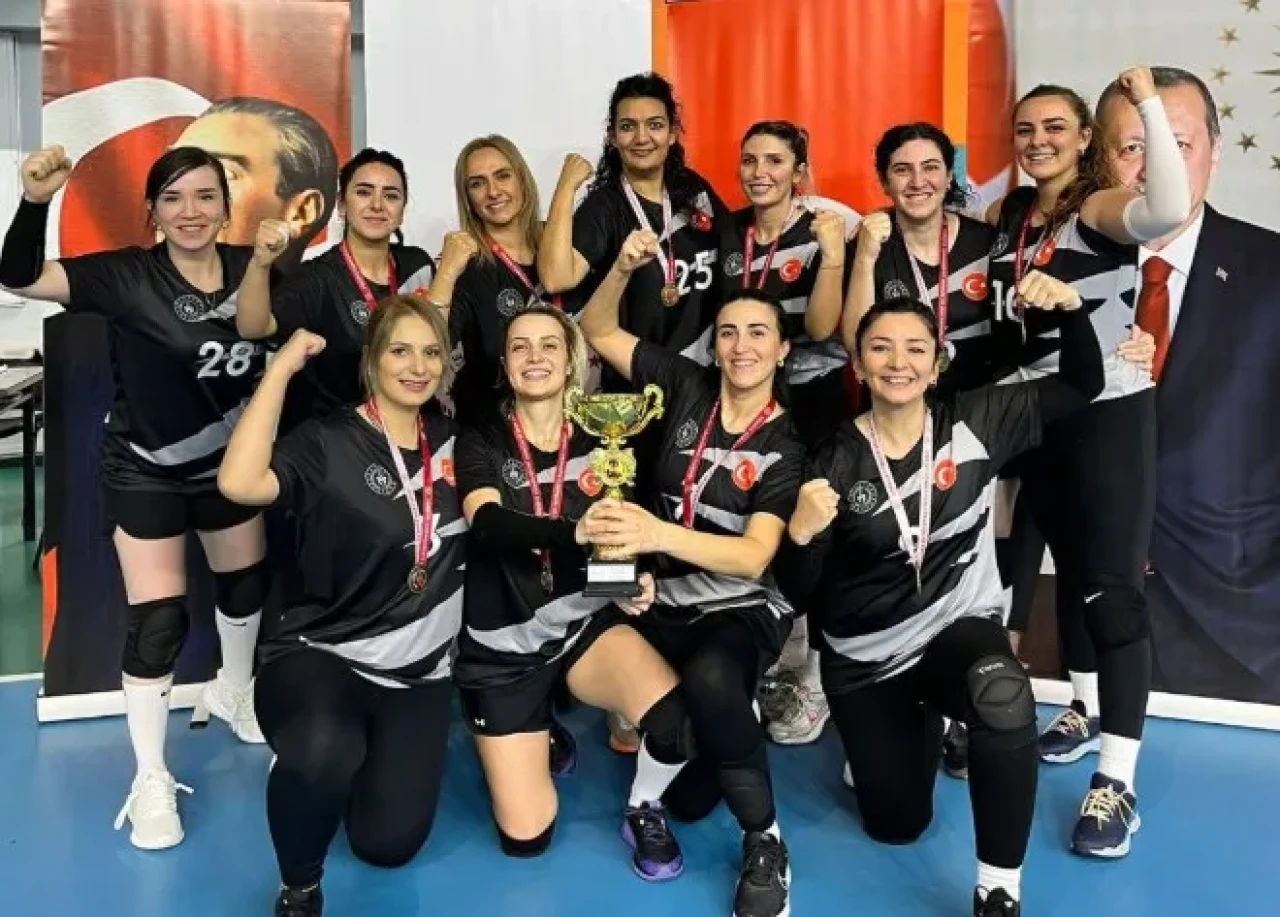 Erzurum'da 3. Kamu Spor Oyunları Voleybol İl Birinciliği heyecanla tamamlandı