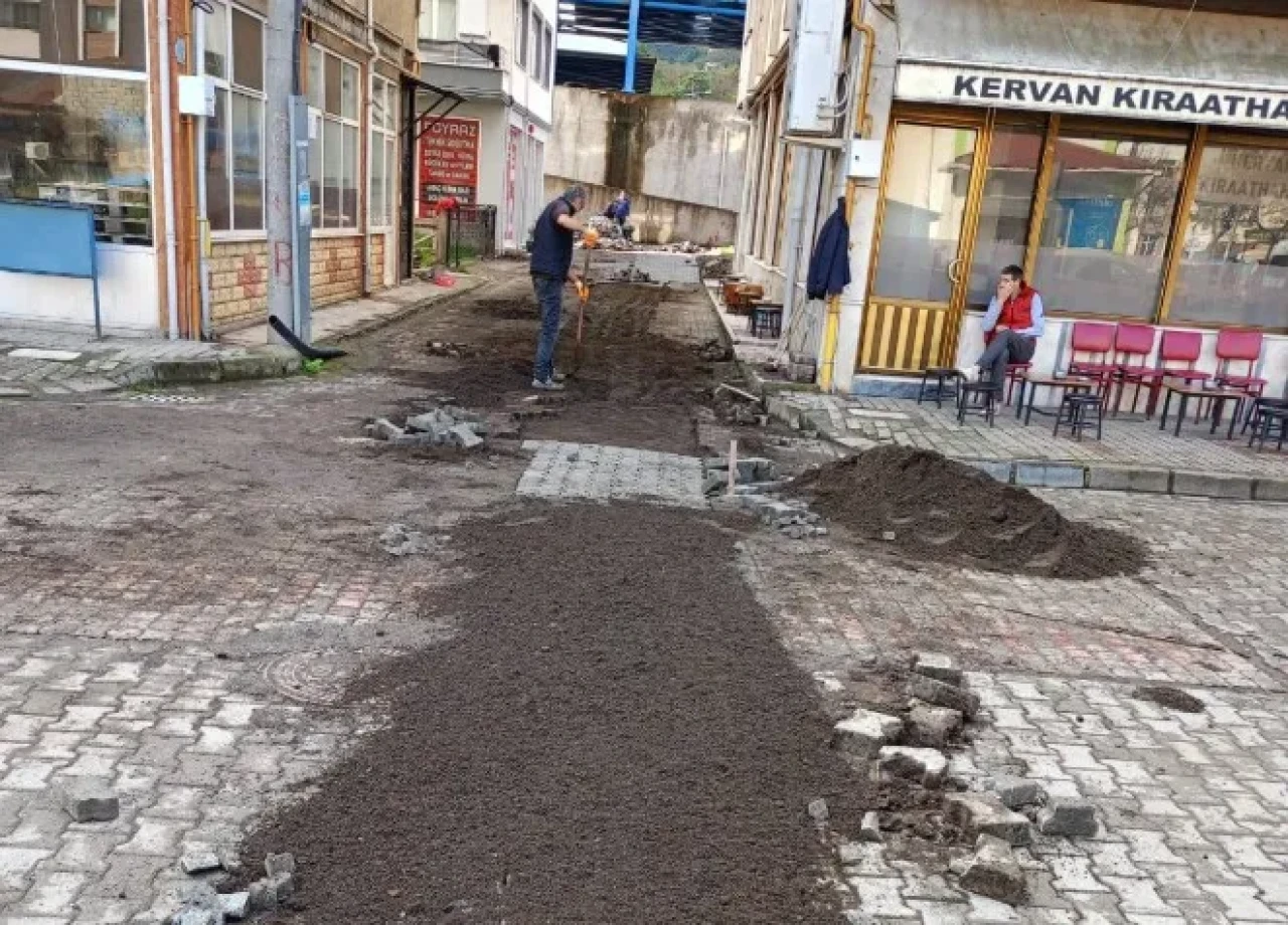 Beşikdüzü'nde doğalgaz altyapısı güçleniyor, parke döşeme çalışmaları devam ediyor