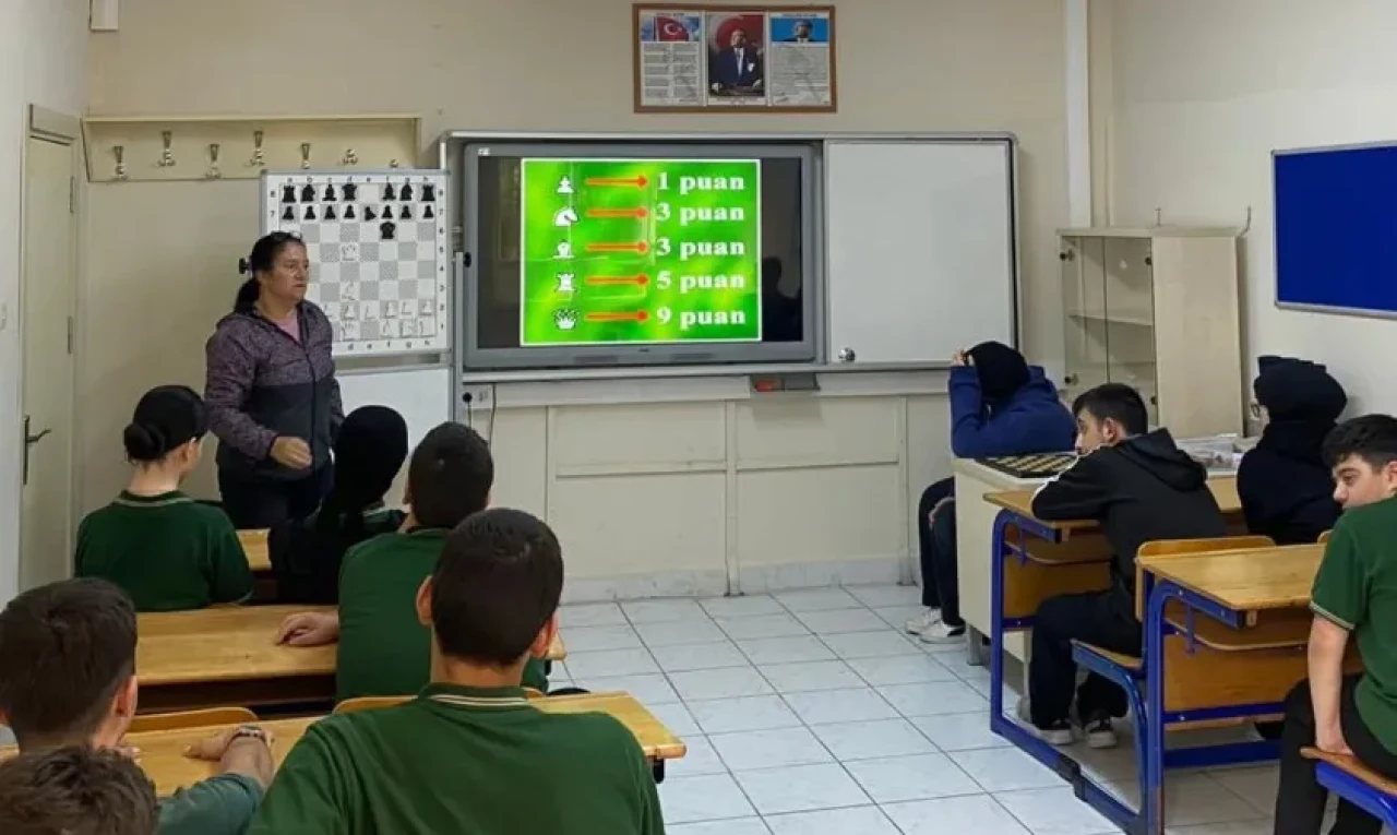 İyidere'de Bilmeyen Kalmasın projesiyle öğrencilere satranç eğitimi veriliyor