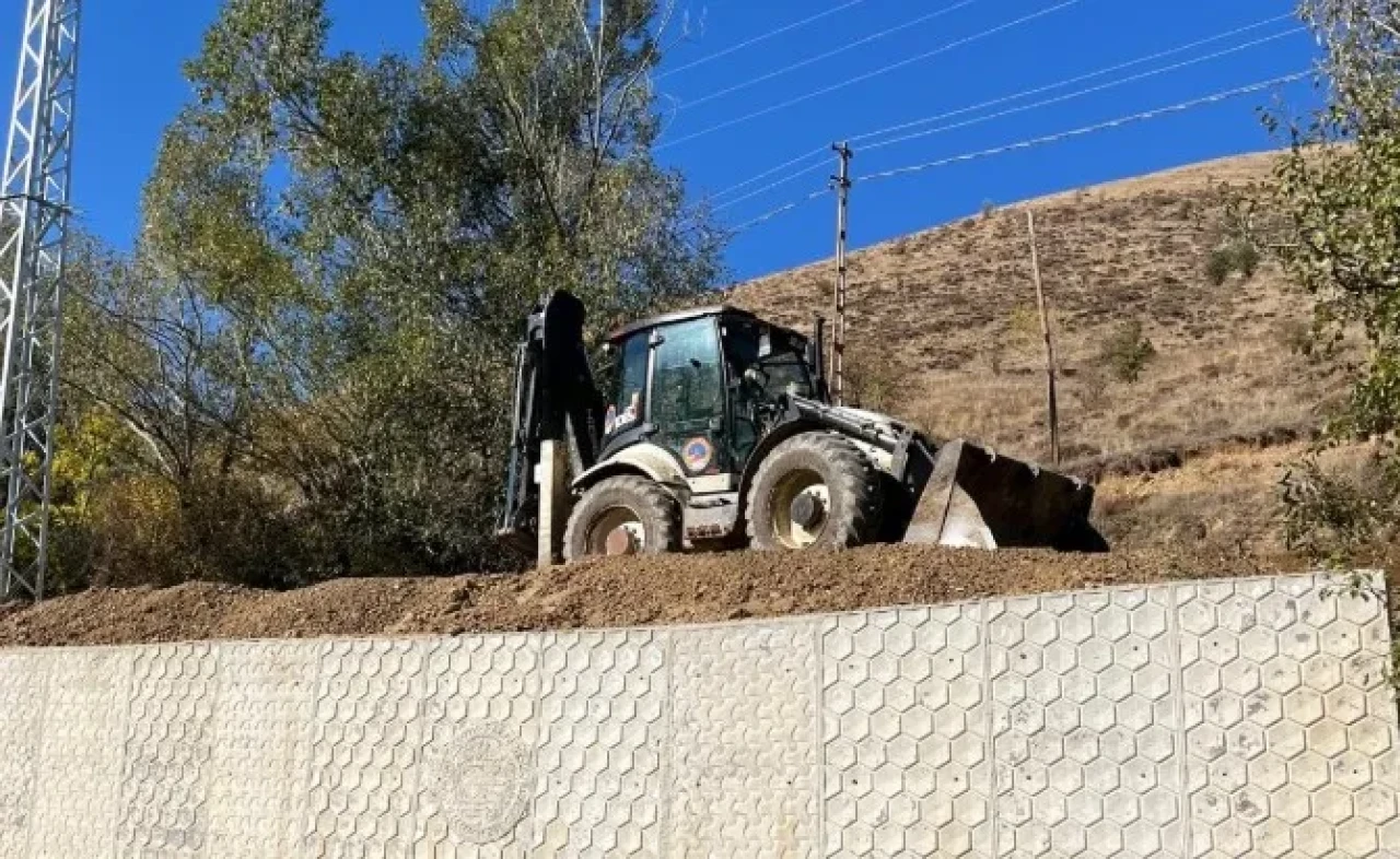 Pazaryolu'nda güvenliği artıran 80 metre uzunluğundaki istinat duvarı inşaatı tamamlandı