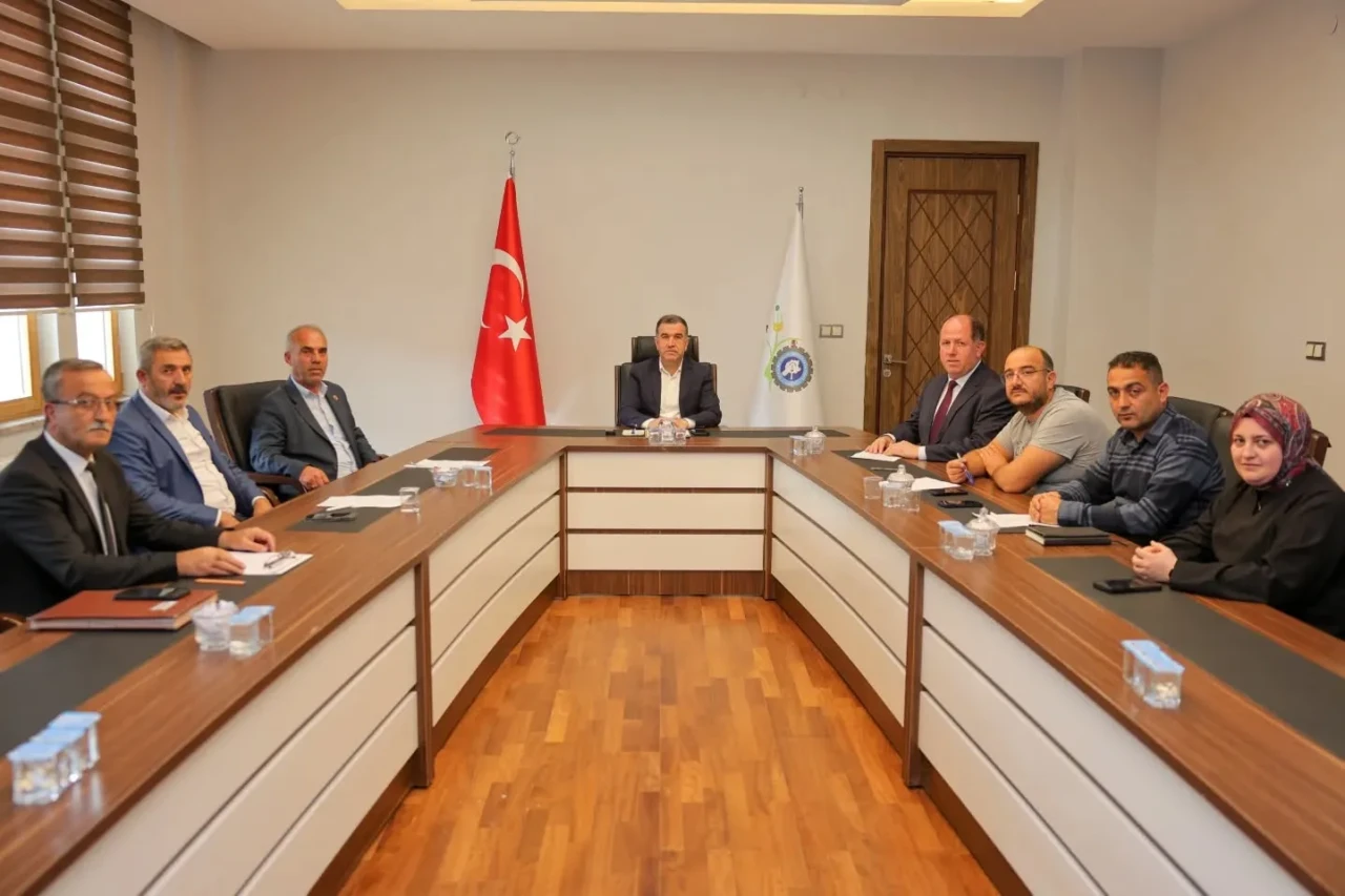 Bayburt'ta İl Özel İdaresi Encümeni Toplantısı'nda hizmet kalitesi artırma hedefi ele alındı