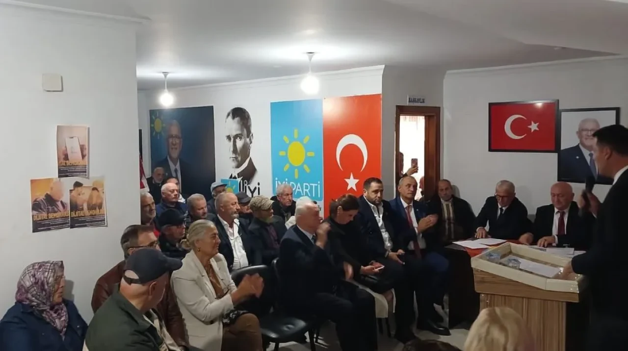 Arhavi'de İYİ Parti Kongresi Demokratik Ortamda Gerçekleşti, Faik Birol Atabek Yeniden Başkan Seçildi