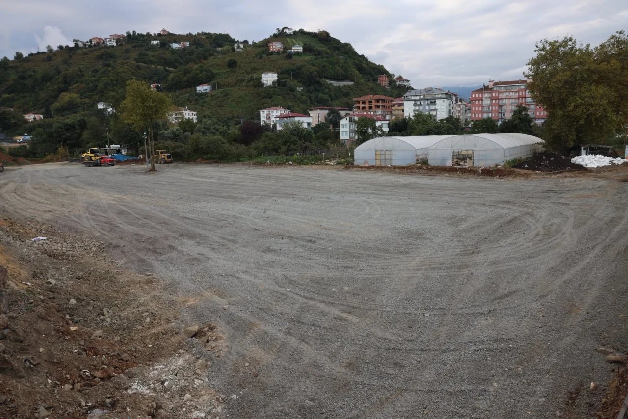 Yomra Belediyesi'nden Yeni Otopark ile Kent Meydanı Sürecine Destek