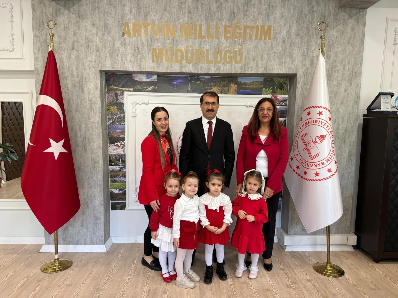 Artvin'de minik öğrencilerden Cumhuriyet Bayramı'na duygusal anlamlı kutlama