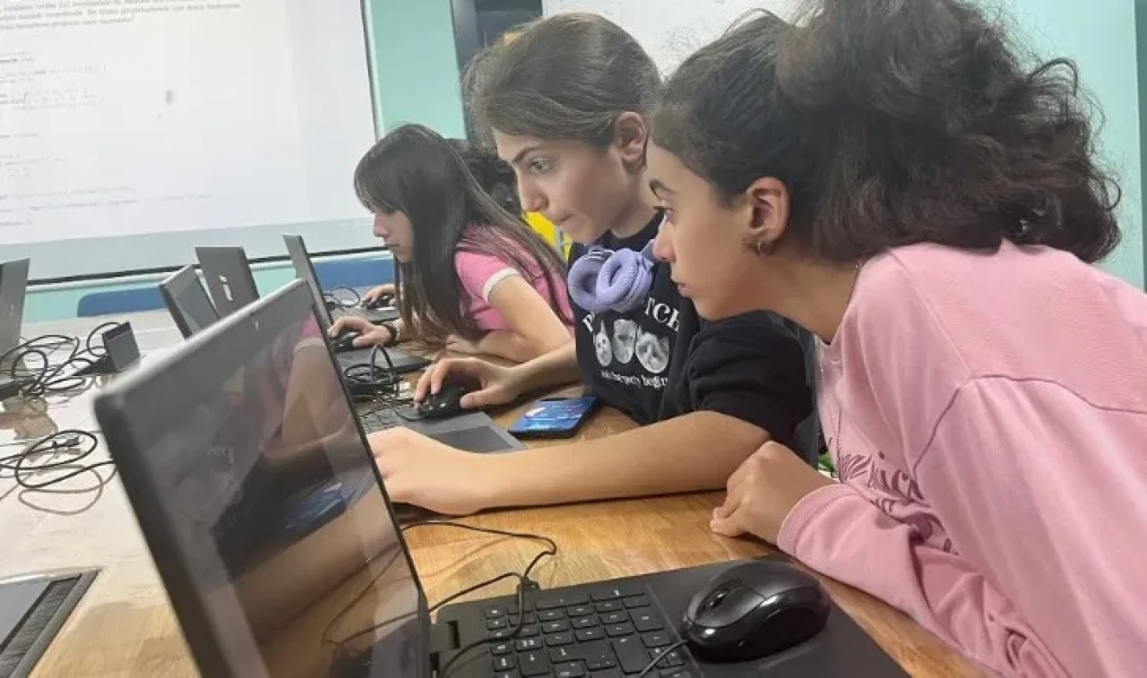 Gençler, Deneyap Atölyesi'nde Yazılım Teknolojileri ile Fonksiyonları Öğreniyor