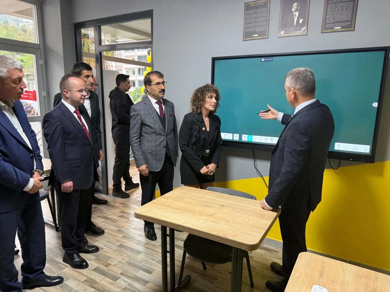 Hopa'da Yeni İngilizce Dil Kursu Açıldı, Vali Ergün Destekledi