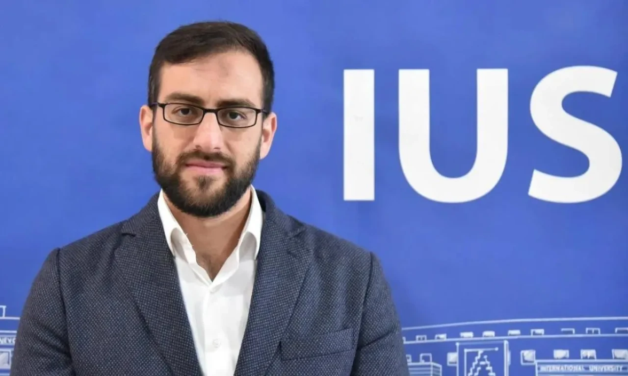 Mikeno gemisindeki Türk aktivist Muhammed Huzeyfe Küçükayktekin'in kimliği ve faaliyetleri merak konusu oldu.